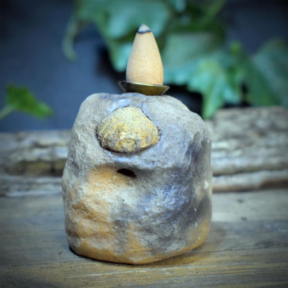 Rückfluss Räucherkegelhalter mit Fossil, Brachiopode & Ammonit, Meditationsstein für Räucherwerk, Backflow Räuchergefäß handgefertigt RÄH085