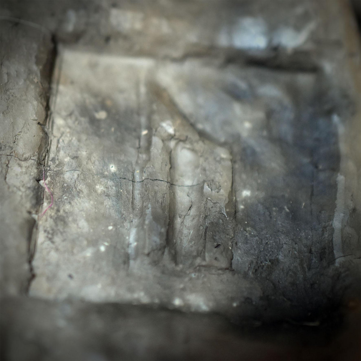 Krafttier Wolf Wanddeko mit Rune Uruz Keramik Wandbehang Altar Deko Naturspiritualität Schutzamulett HEX051