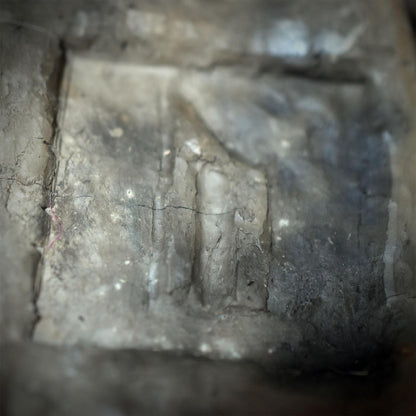 Krafttier Wolf Wanddeko mit Rune Uruz Keramik Wandbehang Altar Deko Naturspiritualität Schutzamulett HEX051