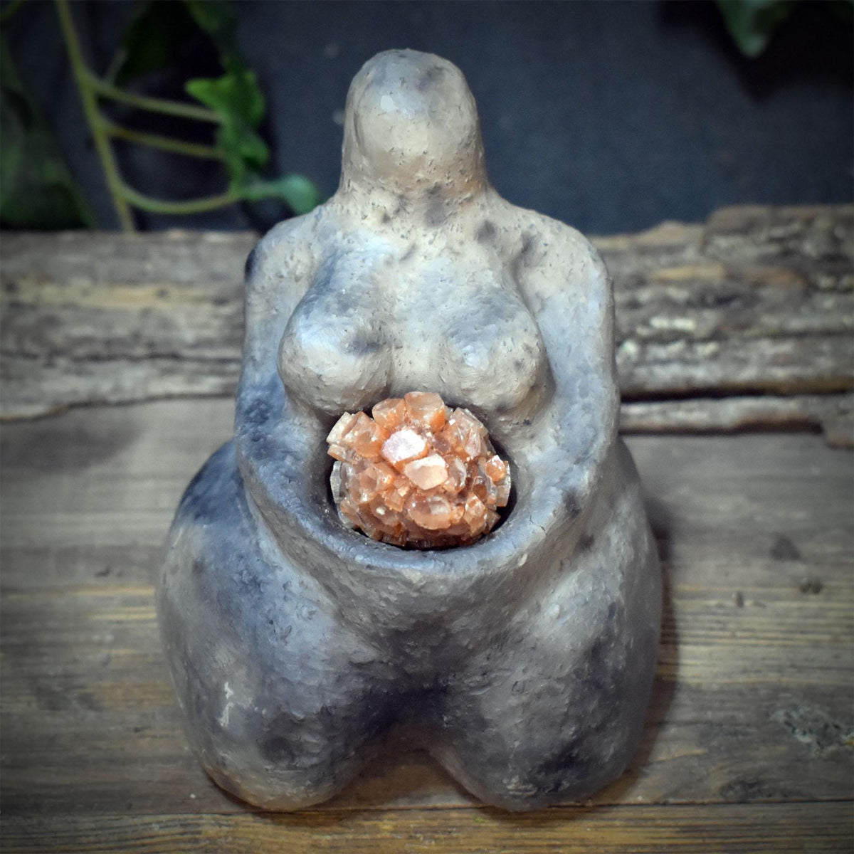Urmutter Skulptur Goddess Keramik mit Aragonit Heilstein Erdung Altar Figur Ton Weibliche Urkraft SKU325