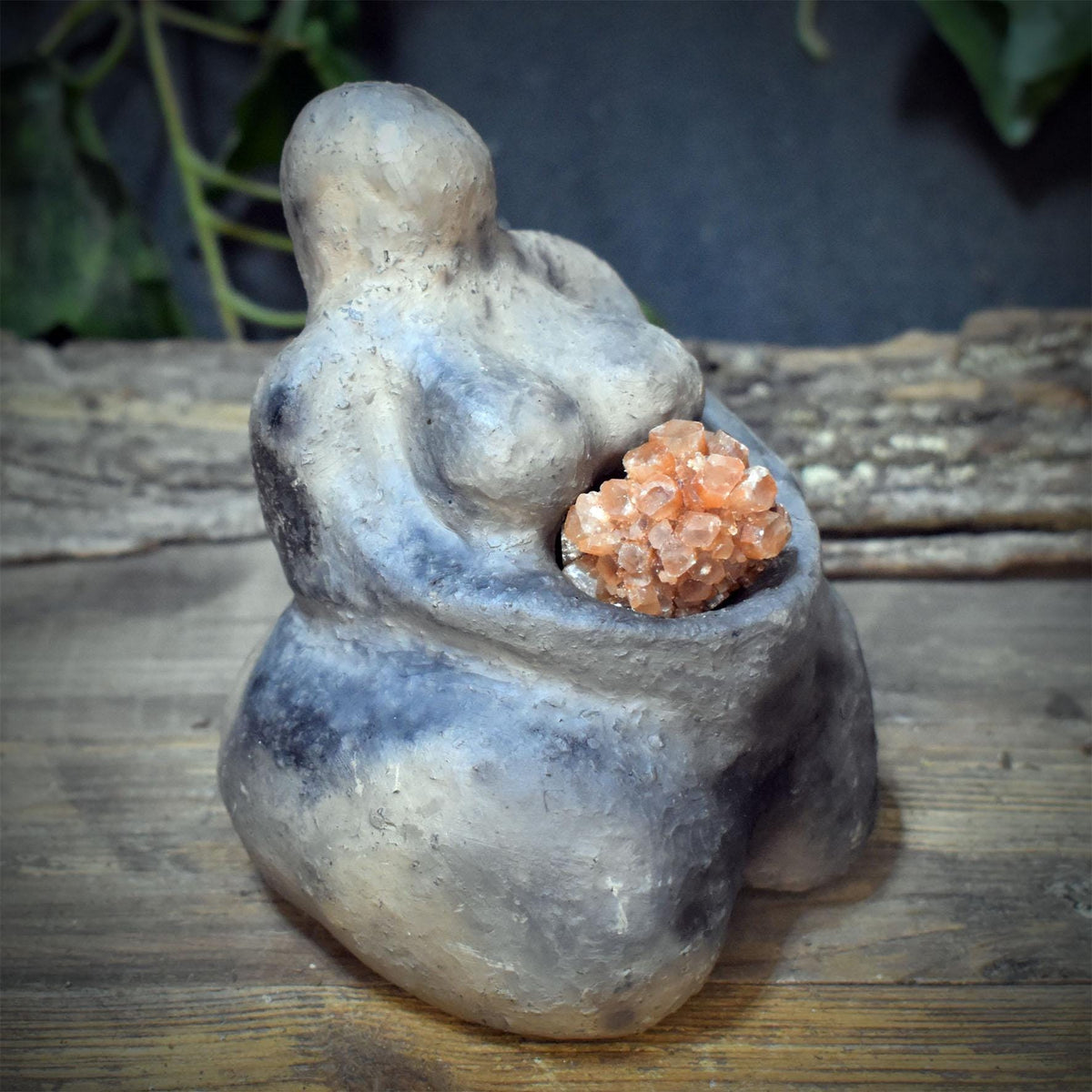 Urmutter Skulptur Goddess Keramik mit Aragonit Heilstein Erdung Altar Figur Ton Weibliche Urkraft SKU325