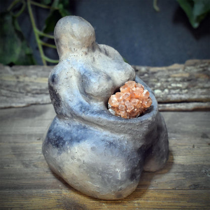 Urmutter Skulptur Goddess Keramik mit Aragonit Heilstein Erdung Altar Figur Ton Weibliche Urkraft SKU325