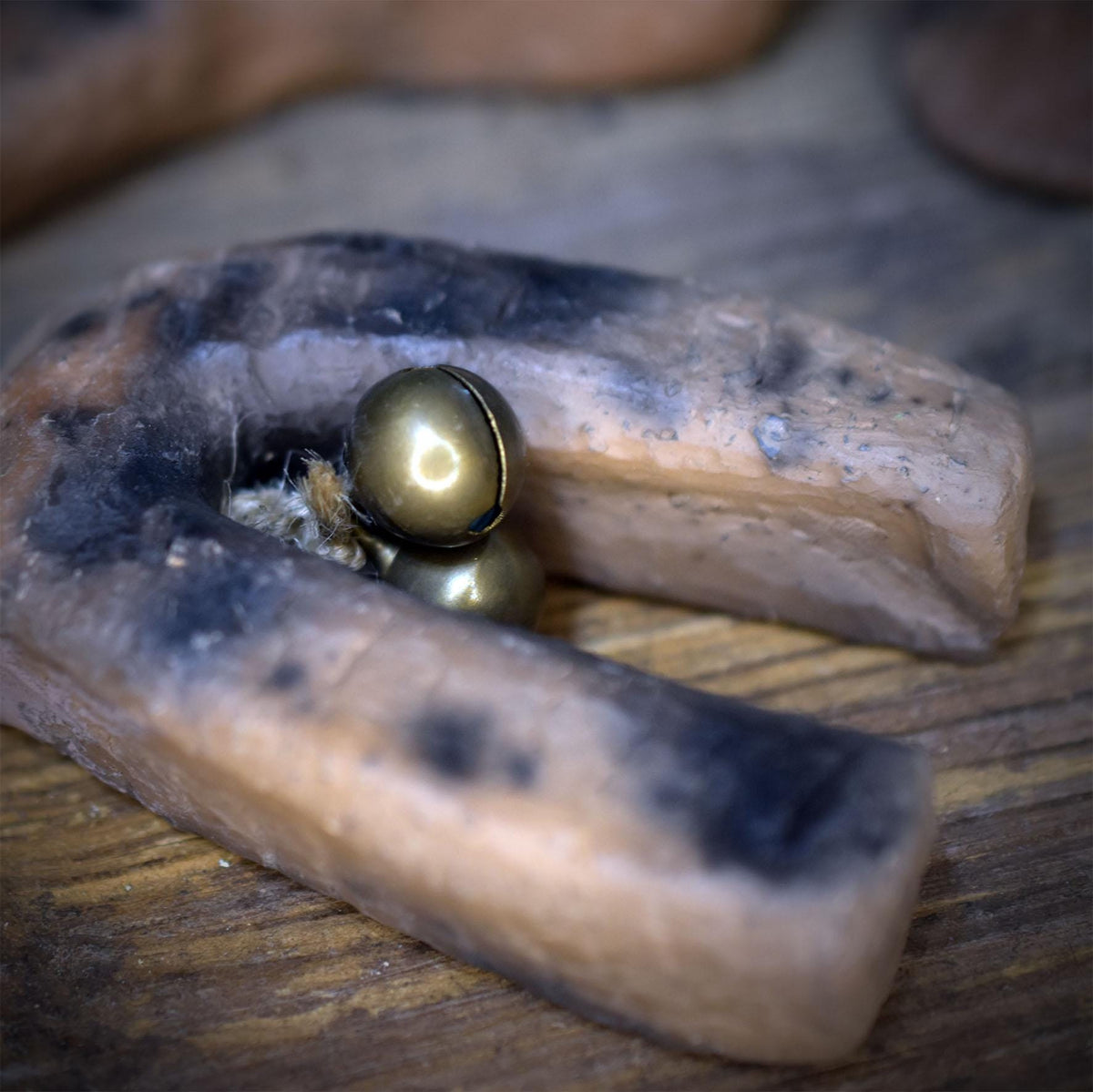 Holdas Schlüssel Wanddeko Keramik Frau Holle Wandbehang Tor Glöckchen Altar Rauhnächte Schutz HEX057