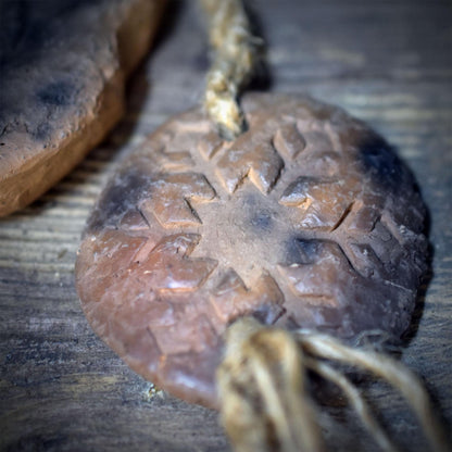 Holdas Schlüssel Wanddeko Keramik Frau Holle Wandbehang Tor Glöckchen Altar Rauhnächte Schutz HEX057