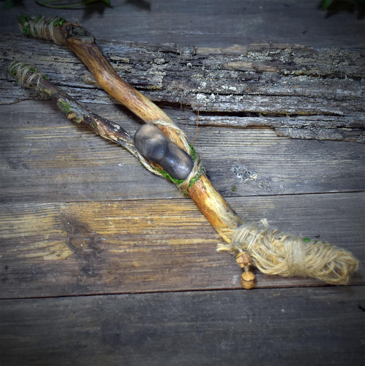 Ritualstab Gesicht Keramik Astholz Schamanischer Stab Altar Naturspiritualität Zeremonie Räuchern RST051