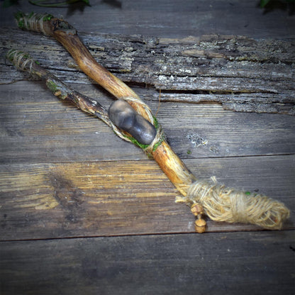 Ritualstab Gesicht Keramik Astholz Schamanischer Stab Altar Naturspiritualität Zeremonie Räuchern RST051