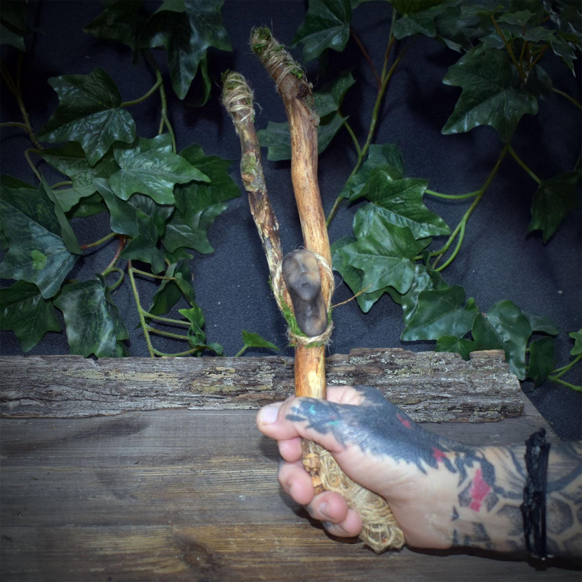 Ritualstab Gesicht Keramik Astholz Schamanischer Stab Altar Naturspiritualität Zeremonie Räuchern RST051
