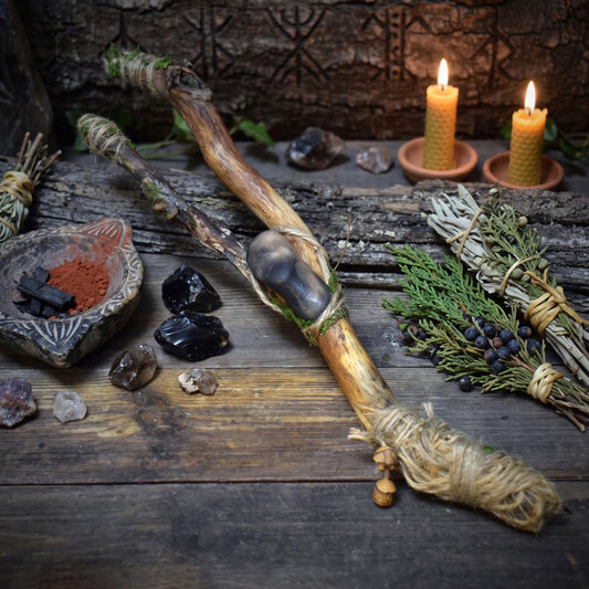 Ritualstab Gesicht Keramik Astholz Schamanischer Stab Altar Naturspiritualität Zeremonie Räuchern RST051