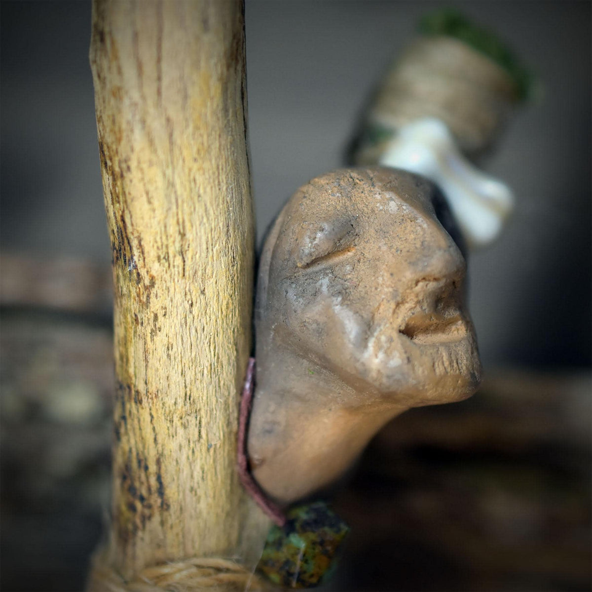 Ritualstab Schamane Gesicht Astgabel Keramik Schamanischer Stab Holz Tonknochen Altar Unikat RST052