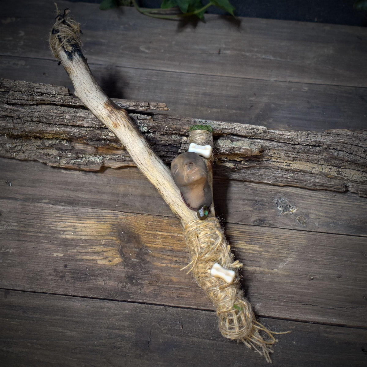 Ritualstab Schamane Gesicht Astgabel Keramik Schamanischer Stab Holz Tonknochen Altar Unikat RST052