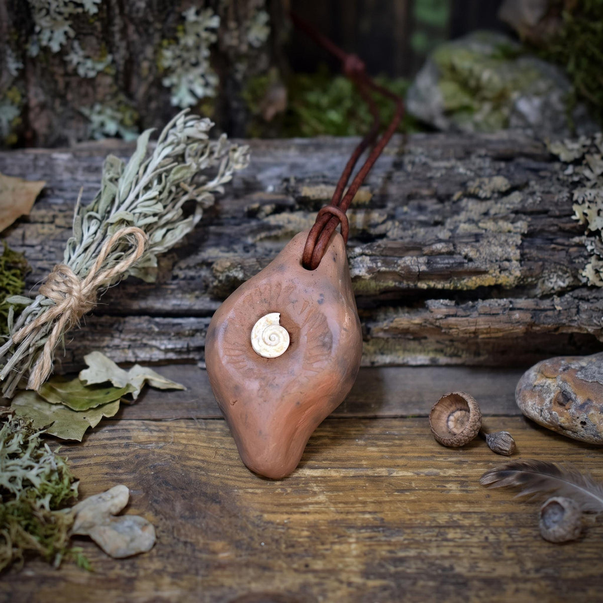 Fossil Amulett Keramik Kette Schnecke Talisman Glücksbringer Lederband Schamanischer Schmuck Schutzstein AMU105