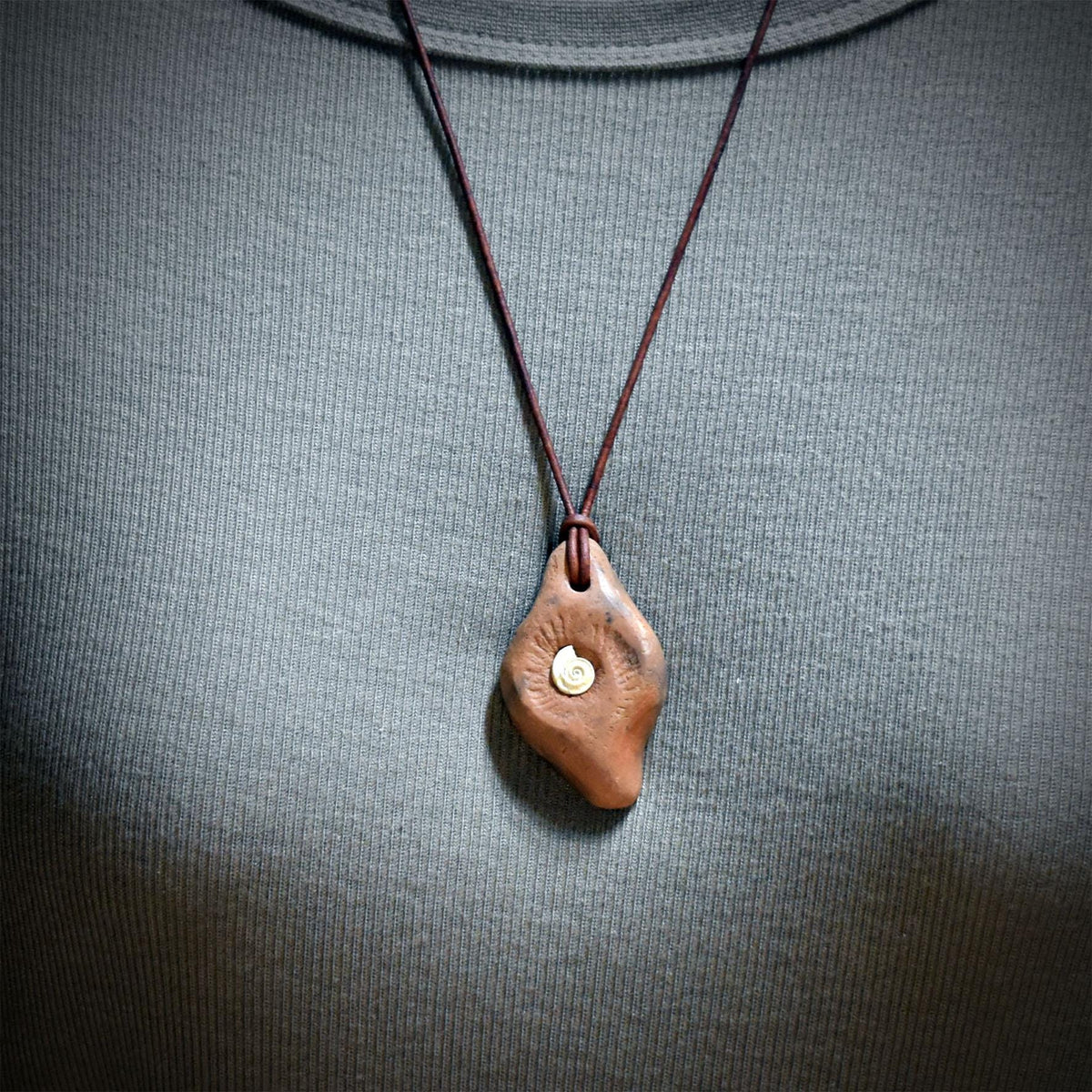 Fossil Amulett Keramik Kette Schnecke Talisman Glücksbringer Lederband Schamanischer Schmuck Schutzstein AMU105