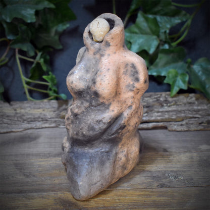 Archaische Skulptur Keramik Fossil Rauchbrand Figur Altar Naturspiritualität Kunst Unikat Erdkunst SKU328
