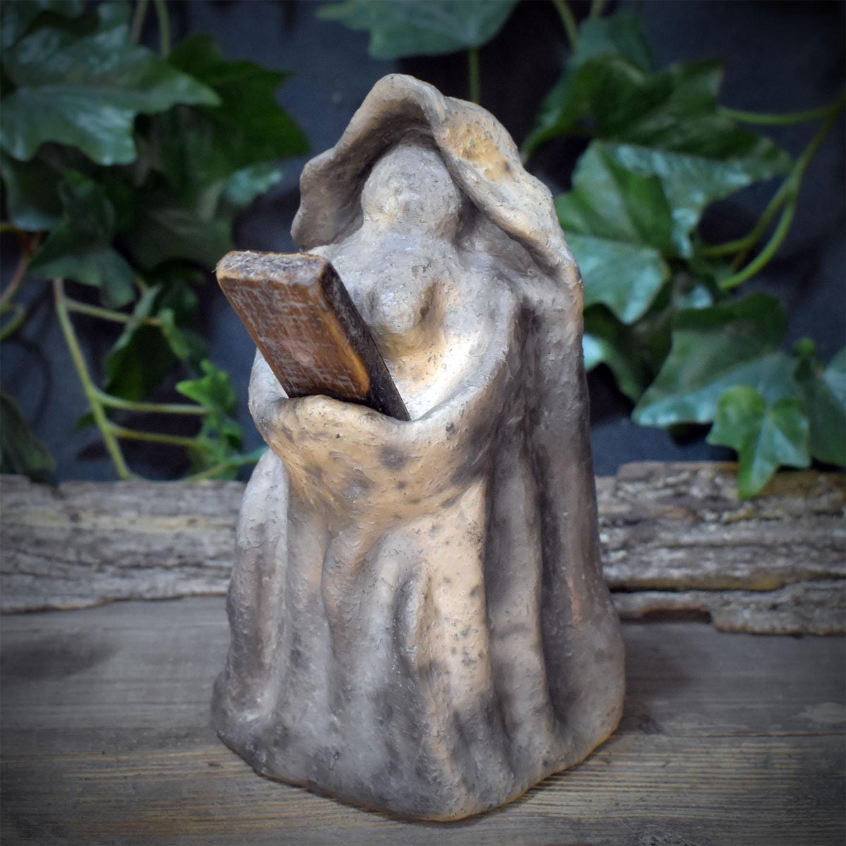 Hildegard von Bingen Skulptur aus Keramik, Altarfigur mit Ogham Coll Haselnuss und Heilpflanze, Unikat SKU329