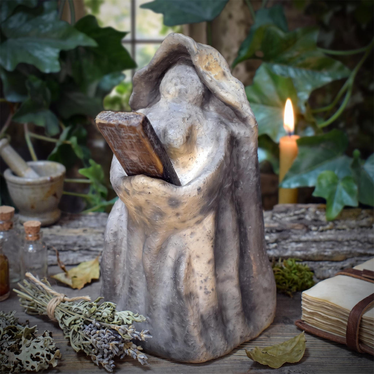 Hildegard von Bingen Skulptur aus Keramik, Altarfigur mit Ogham Coll Haselnuss und Heilpflanze, Unikat SKU329