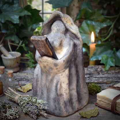 Hildegard von Bingen Skulptur aus Keramik, Altarfigur mit Ogham Coll Haselnuss und Heilpflanze, Unikat SKU329