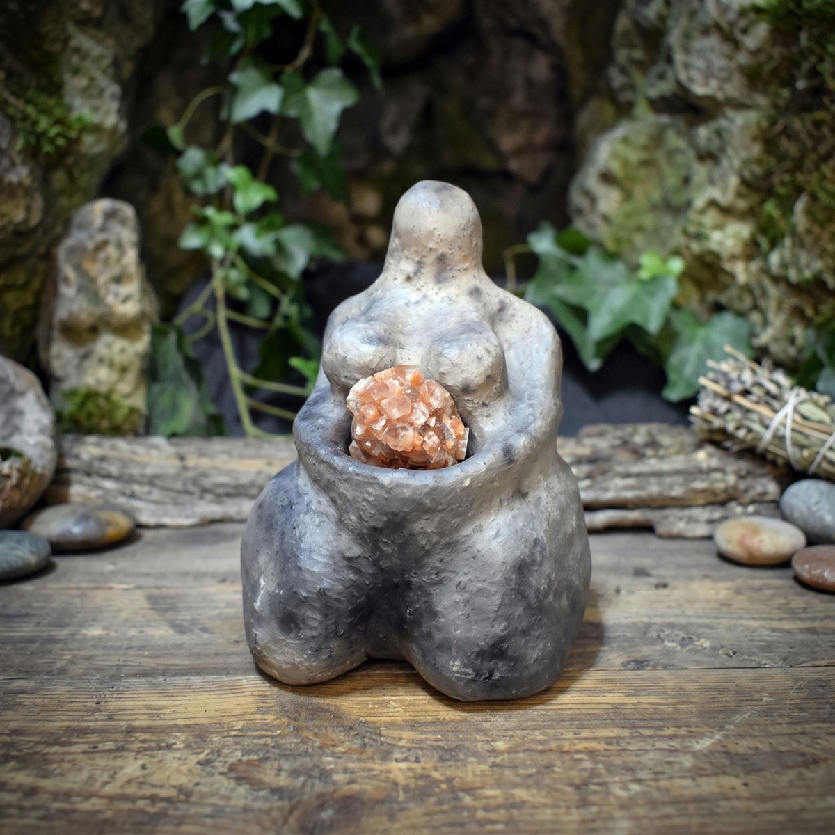 Urmutter Skulptur Goddess Keramik mit Aragonit Heilstein Erdung Altar Figur Ton Weibliche Urkraft SKU325