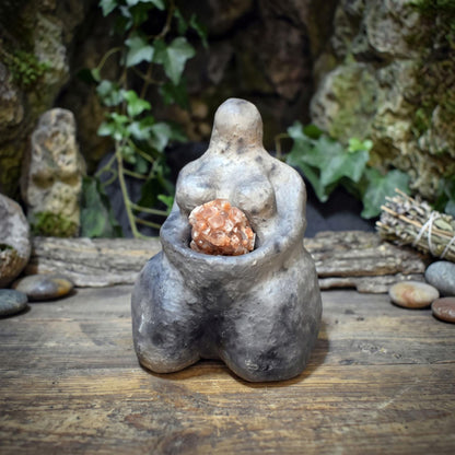 Urmutter Skulptur Goddess Keramik mit Aragonit Heilstein Erdung Altar Figur Ton Weibliche Urkraft SKU325