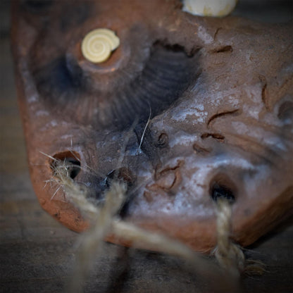 Wanddeko Fossilien Shiva Auge Keramik Wandbehang Hühnergott Schutzamulett Altar Naturdeko Unikat HEX054