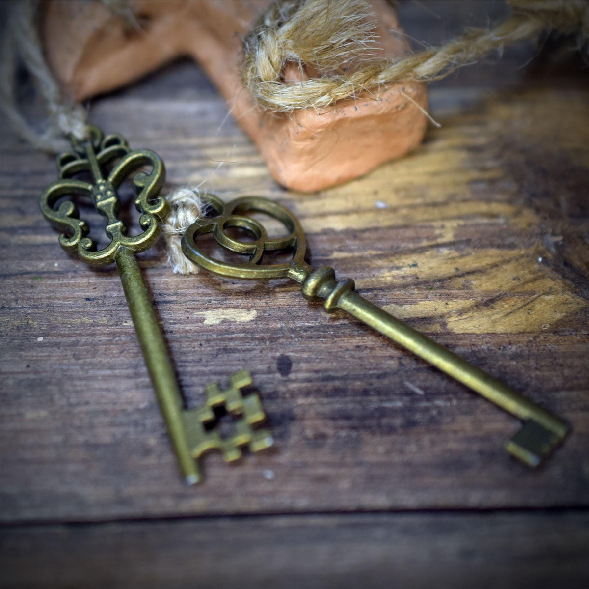 Holdas Schlüssel Wanddeko Keramik Frau Holle Wandbehang Tor Glöckchen Altar Rauhnächte Schutz HEX057