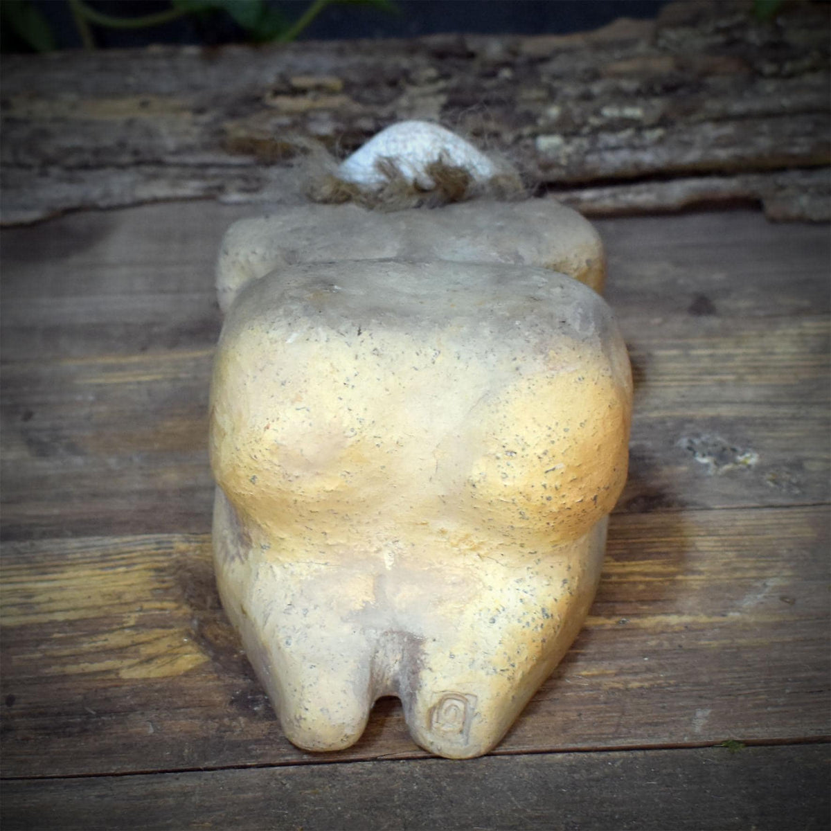 Mutter der Quelle Skulptur aus Keramik, handgeformte Altarfigur mit Muschel und Schafwolle, Unikat SKU327