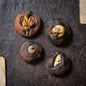 Herbstwald Magnete 4er Set mit Hirschgrandel, Buchecker, Eichelhütchen und Baumpilz, handgeformte Keramik, Unikate WKM001