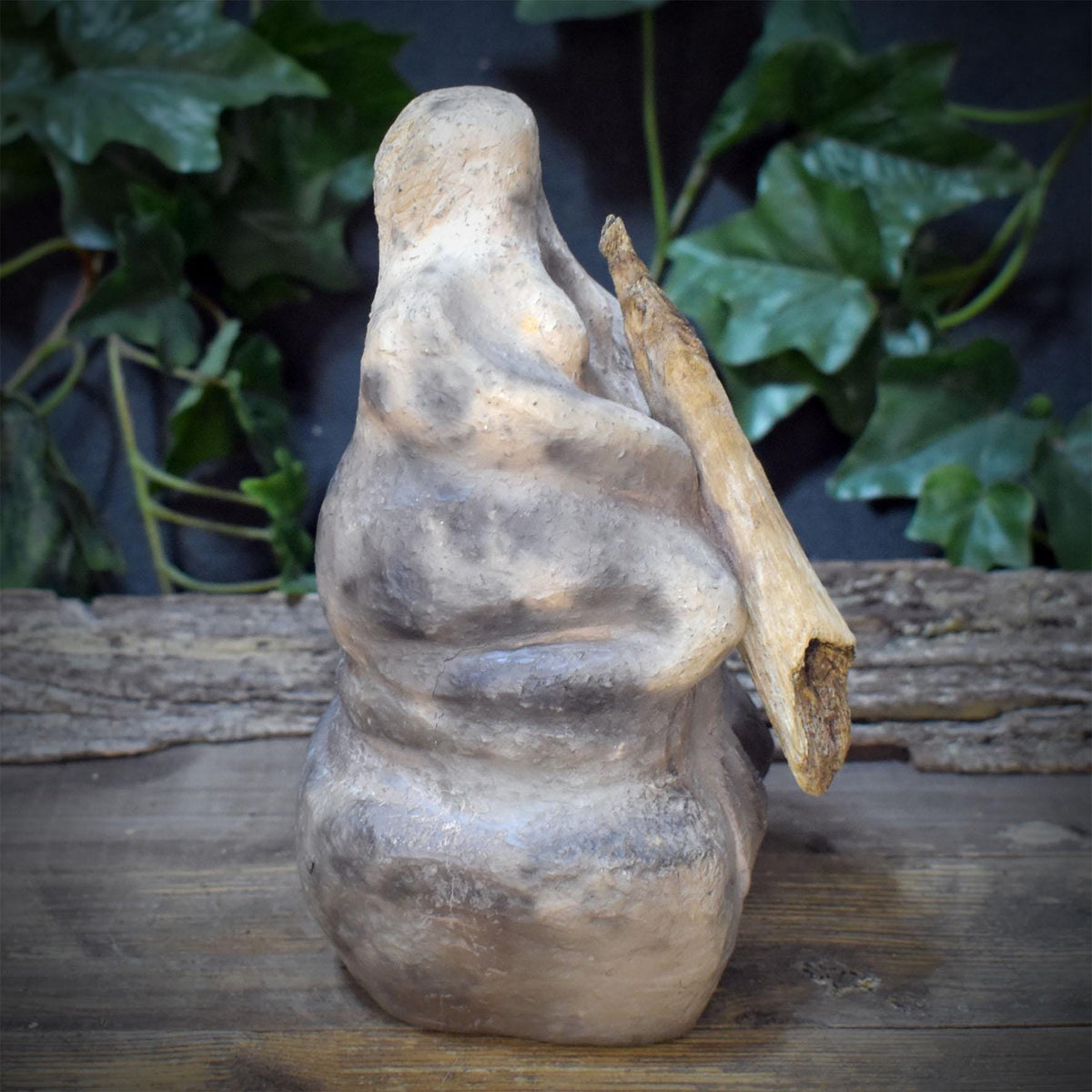 Baba Yaga Skulptur aus Keramik, archaische Hexe auf Mörser mit Stößel aus Holz, Altarfigur Unikat SKU330