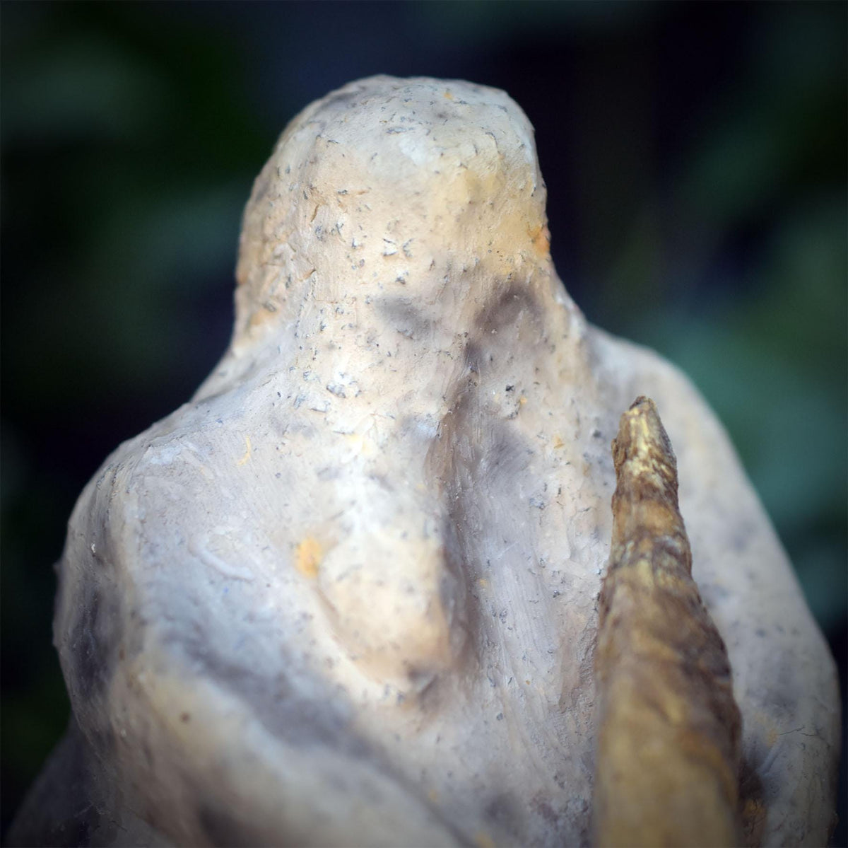 Baba Yaga Skulptur aus Keramik, archaische Hexe auf Mörser mit Stößel aus Holz, Altarfigur Unikat SKU330