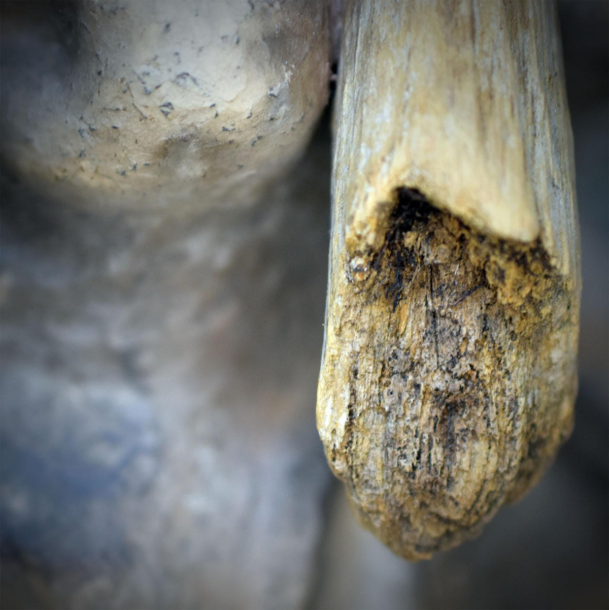 Baba Yaga Skulptur aus Keramik, archaische Hexe auf Mörser mit Stößel aus Holz, Altarfigur Unikat SKU330