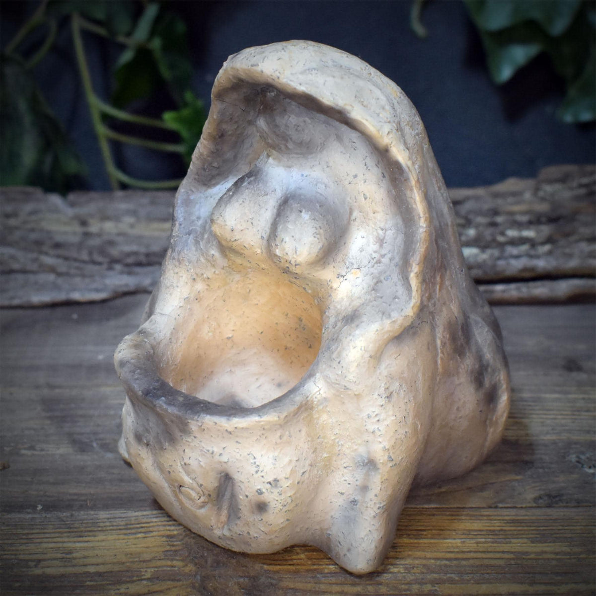 Cerridwen Skulptur Opferschale aus Keramik, keltische Göttin Kessel Figur für Altar und Rituale, Unikat SKU331