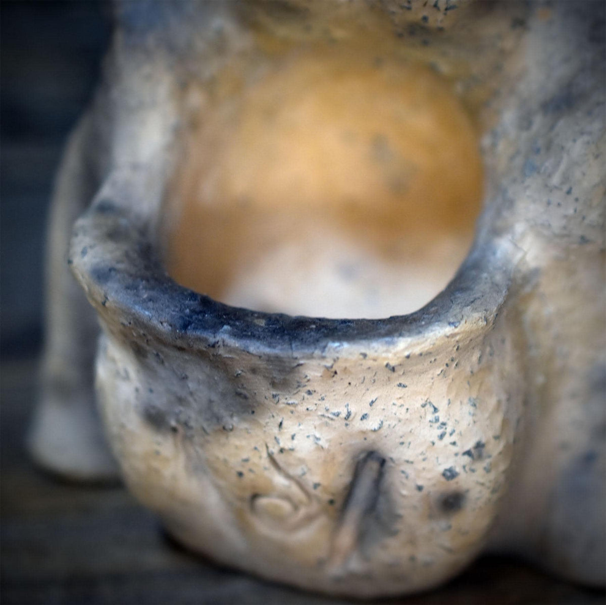 Cerridwen Skulptur Opferschale aus Keramik, keltische Göttin Kessel Figur für Altar und Rituale, Unikat SKU331