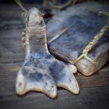 Baba Yaga Haus Wanddeko aus Keramik, Hexenhaus auf Hühnerbeinen mit Schlüssel, archaischer Talisman Unikat HEX059