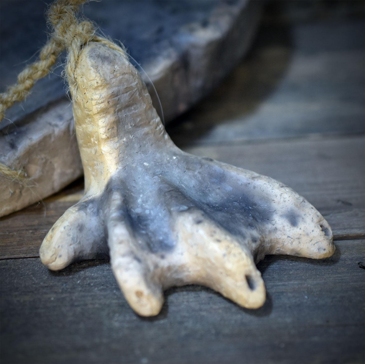 Baba Yaga Haus Wanddeko aus Keramik, Hexenhaus auf Hühnerbeinen mit Schlüssel, archaischer Talisman Unikat HEX059