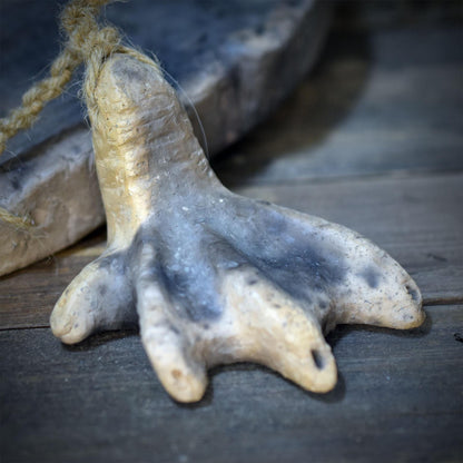 Baba Yaga Haus Wanddeko aus Keramik, Hexenhaus auf Hühnerbeinen mit Schlüssel, archaischer Talisman Unikat HEX059