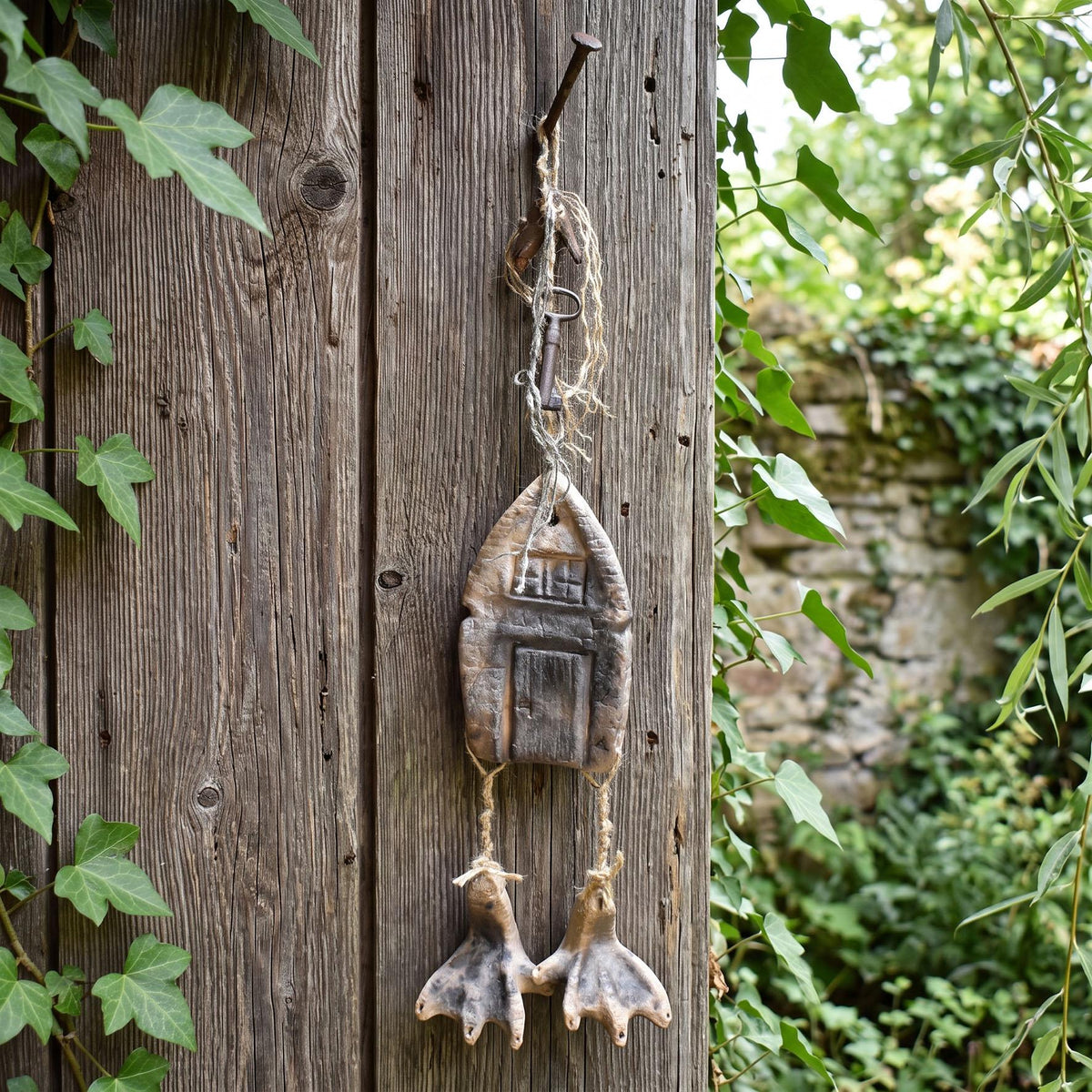 Baba Yaga Haus Wanddeko aus Keramik, Hexenhaus auf Hühnerbeinen mit Schlüssel, archaischer Talisman Unikat HEX059