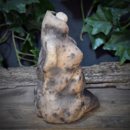 Archaische Skulptur Keramik Fossil Rauchbrand Figur Altar Naturspiritualität Kunst Unikat Erdkunst SKU328