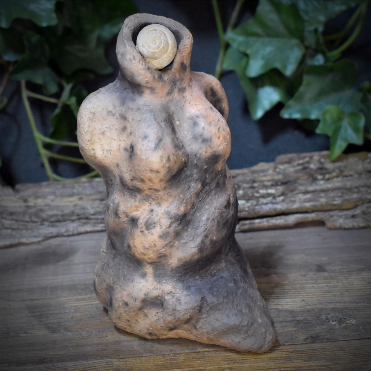 Archaische Skulptur Keramik Fossil Rauchbrand Figur Altar Naturspiritualität Kunst Unikat Erdkunst SKU328
