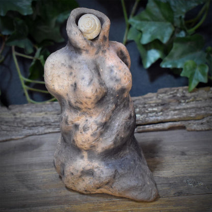 Archaische Skulptur Keramik Fossil Rauchbrand Figur Altar Naturspiritualität Kunst Unikat Erdkunst SKU328