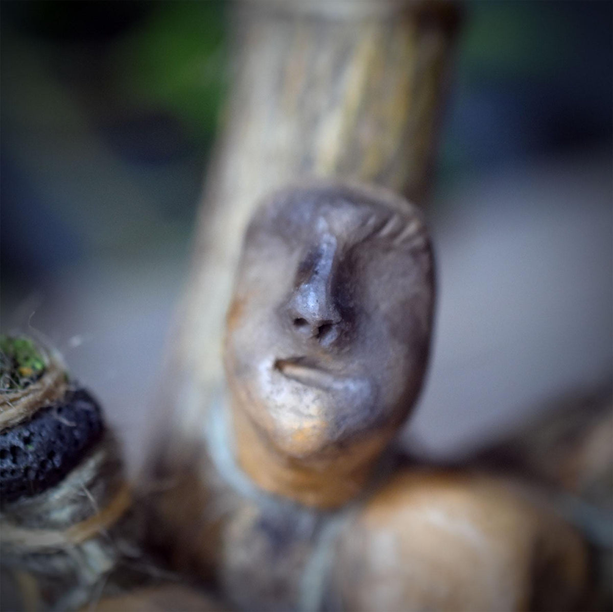 Ritualstab Ahnen Keramik Holz Schamanenstab Rauchbrand Masken Altar Ritual Kunst Unikat Zeremonienstab RST054
