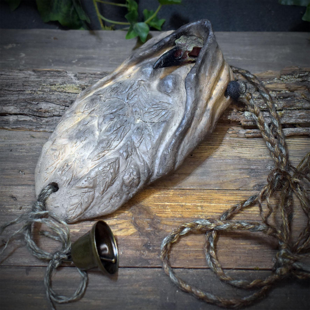 Morrigan Wanddeko aus Rauchbrand Keramik mit Rabe, Federkleid und Glocke – archaischer Wandschmuck HEX060
