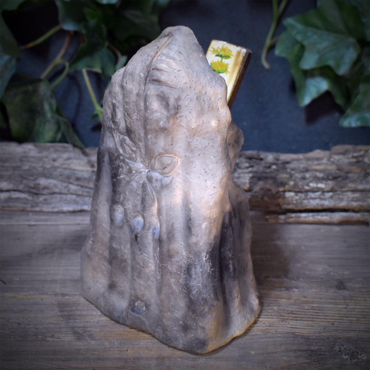 Hildegard von Bingen Skulptur aus Keramik, Altarfigur mit Ogham Coll Haselnuss und Heilpflanze, Unikat SKU329