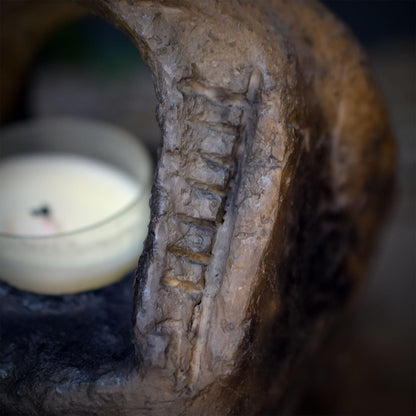 Teelichthalter Holda aus Keramik, Altar Schrein mit Stufen, archaisches Windlicht für Meditation und Rituale, Unikat TKH041