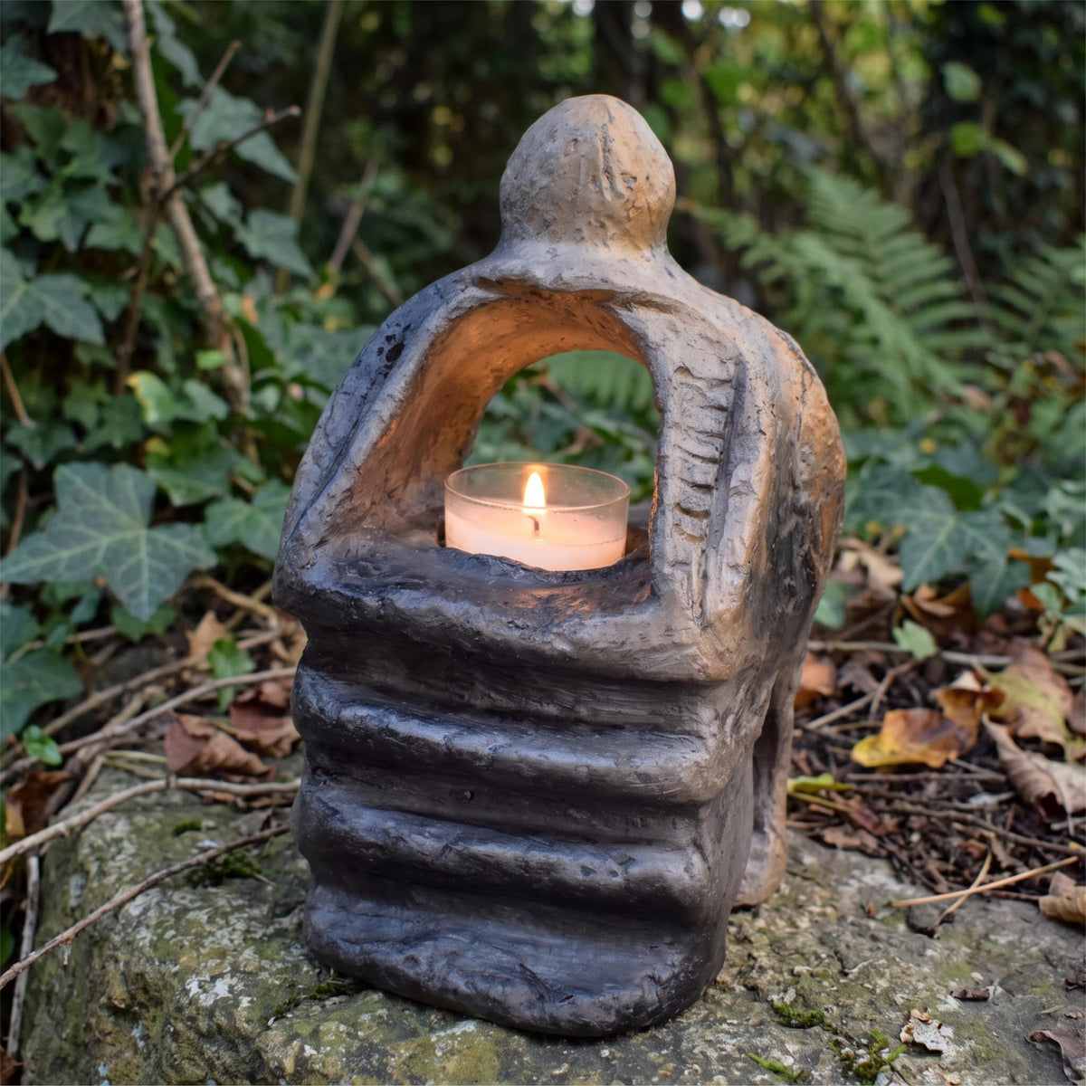 Teelichthalter Holda aus Keramik, Altar Schrein mit Stufen, archaisches Windlicht für Meditation und Rituale, Unikat TKH041