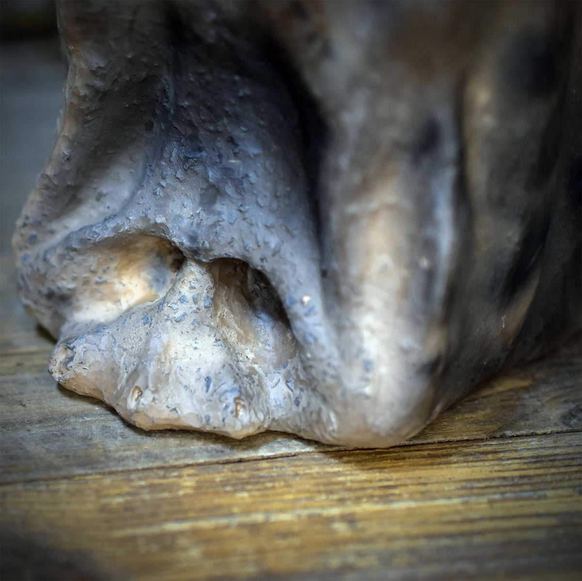 Frau Perchta Skulptur aus Keramik, Altarfigur mit Gänsefuß und langer Nase, archaische Hüterin Unikat SKU333