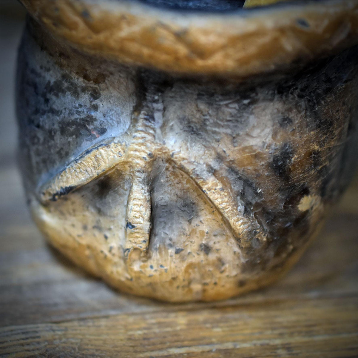 Baba Jaga im Mörser Skulptur Keramik, Hexe Altarfigur mit Holzstößel und Hühnerfuß Relief, Unikat SKU334