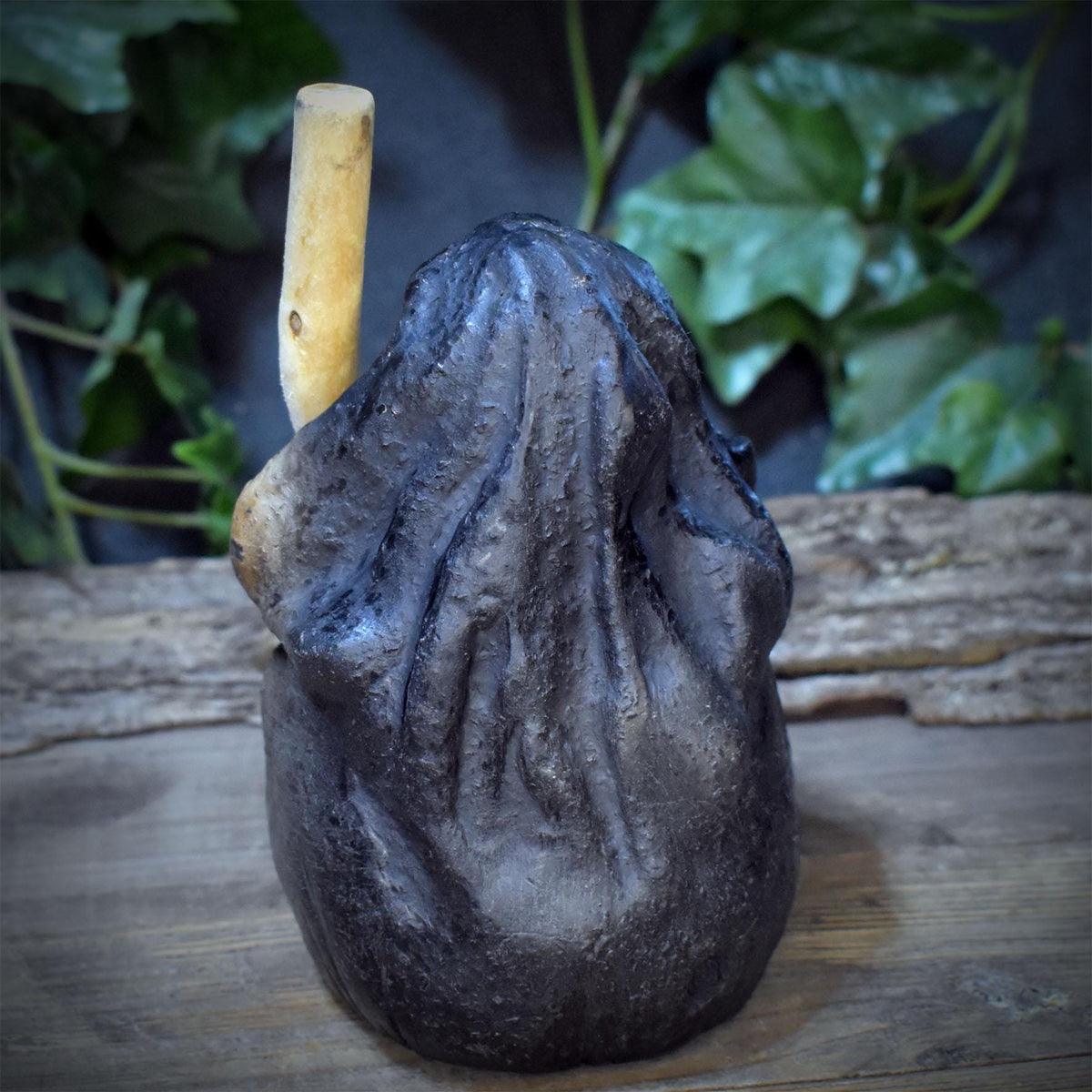 Baba Jaga im Mörser Skulptur Keramik, Hexe Altarfigur mit Holzstößel und Hühnerfuß Relief, Unikat SKU334