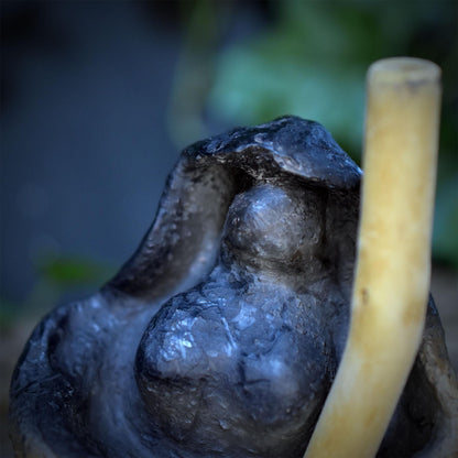 Baba Jaga im Mörser Skulptur Keramik, Hexe Altarfigur mit Holzstößel und Hühnerfuß Relief, Unikat SKU334