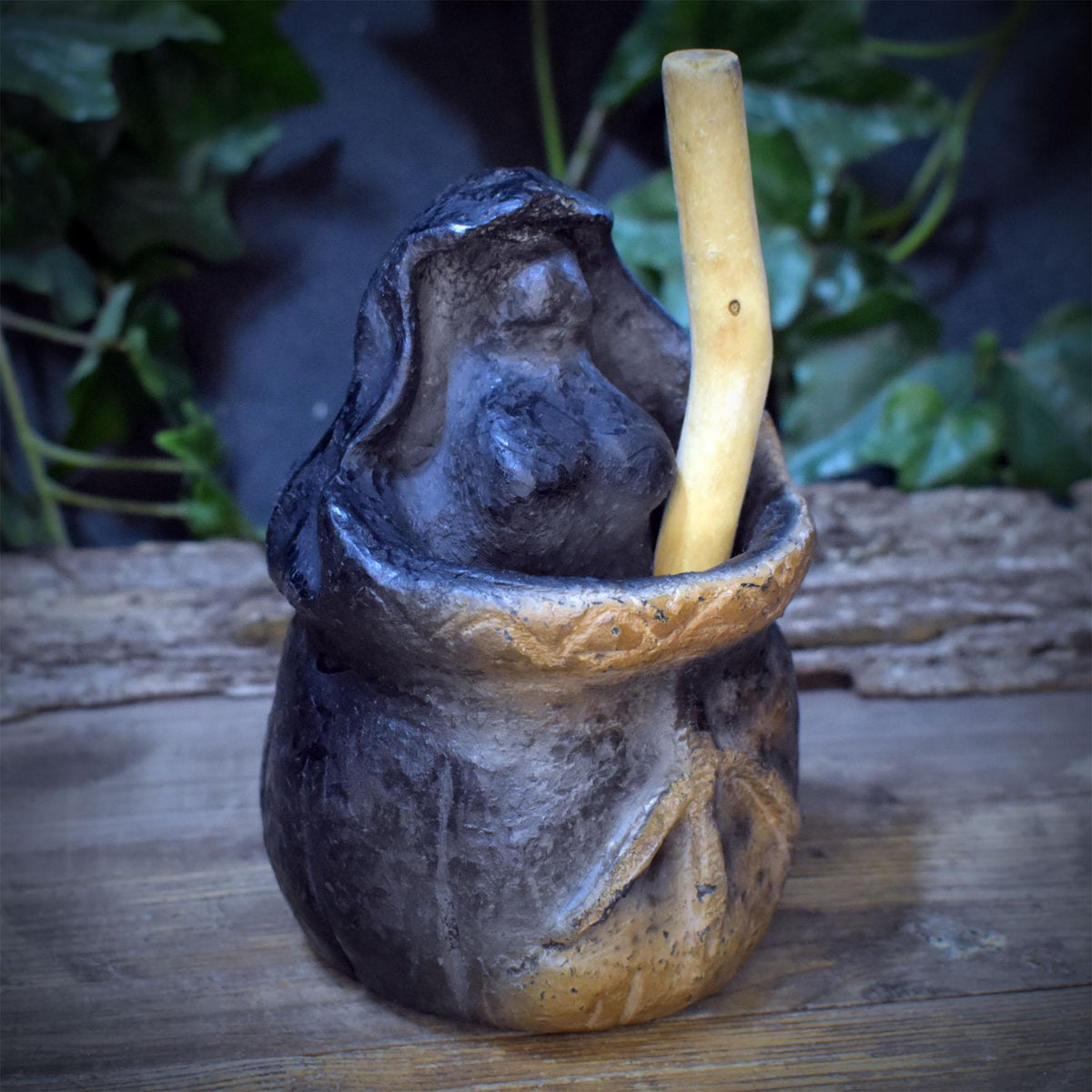 Baba Jaga im Mörser Skulptur Keramik, Hexe Altarfigur mit Holzstößel und Hühnerfuß Relief, Unikat SKU334