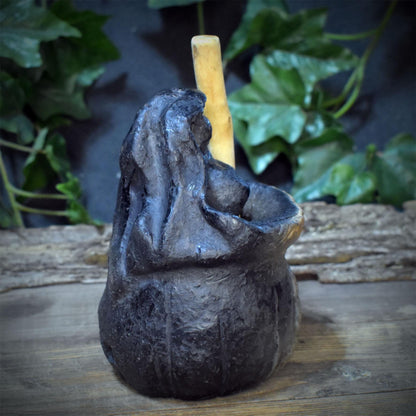 Baba Jaga im Mörser Skulptur Keramik, Hexe Altarfigur mit Holzstößel und Hühnerfuß Relief, Unikat SKU334