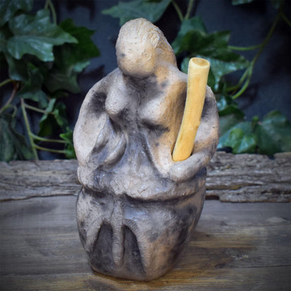 Baba Jaga Skulptur im Mörser aus Keramik, Hexe Altarfigur mit Holzstößel und Hühnerfuß Relief, Unikat SKU335
